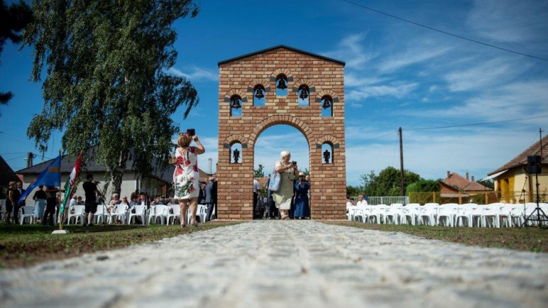 Magyar és székely falvak összefogásával avattak emlékművet Kompolton