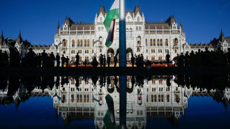 Felvonták a nemzeti lobogót a Parlament előtt