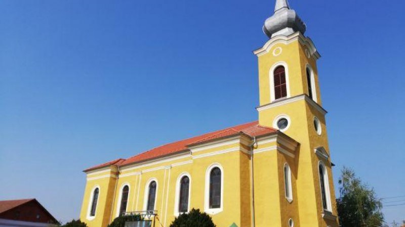 Megáldották a felújított kisiratosi templomot