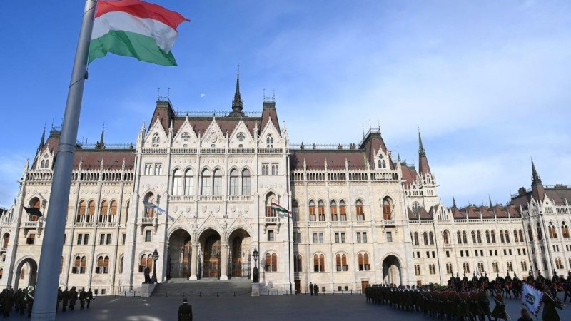 Aradi vértanúk – Felvonták, majd félárbócra engedték a nemzeti lobogót a Parlament előtt