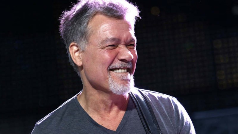 Elhunyt Eddie Van Halen legendás rockzenész