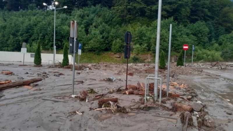 Le kellett zárni a forgalmat az 1-es országúton a felhőszakadás miatt