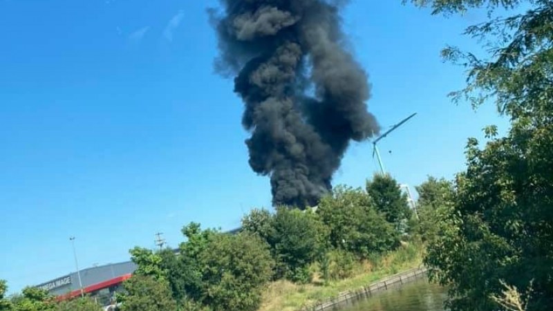 Lángokban áll egy 2000 négyzetméteres csarnoképület Bukarest mellett