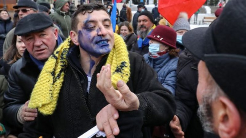 Leöntötték tintával a szélsőséges román politikust a nemzeti ünnepen