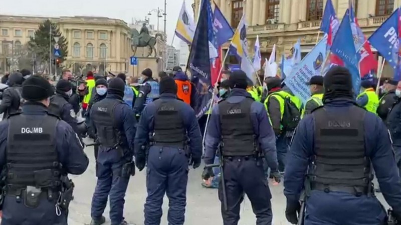 Rendőrök tüntettek Bukarestben magasabb béreket és létszámbővítést követelve