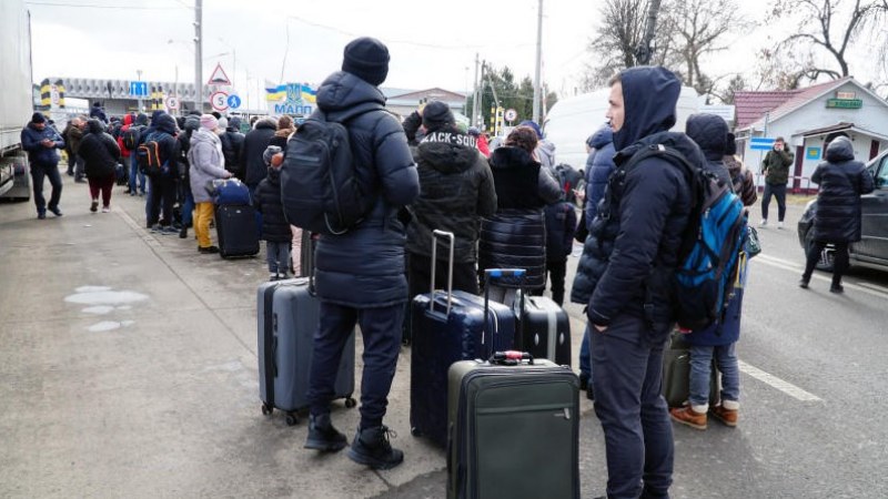 Pánikszerűen menekül Ukrajna lakossága: több ezren akarnak bejutni Romániába